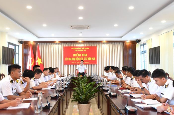 Thượng tá Nguyễn Văn Mạnh, Phó trưởng Phòng Cán bộ Quân chủng kết luận kiểm tra. Ảnh: Sang Tiến