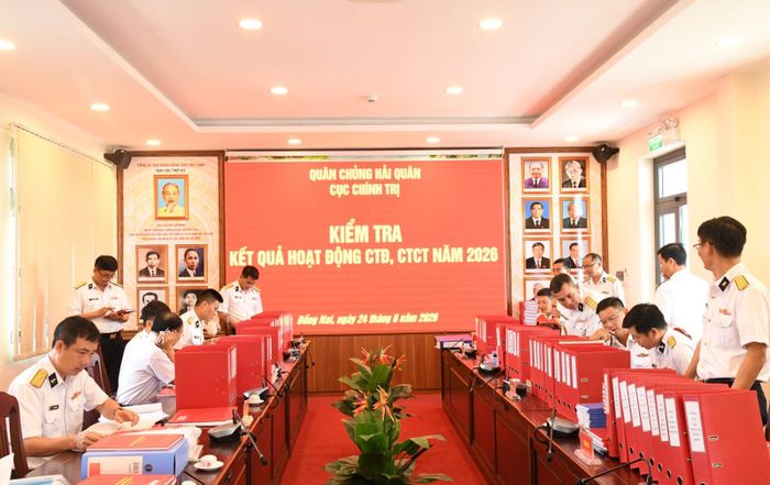 Kiểm tra hệ thống sổ sách CTĐ, CTCT của Trung tâm. Ảnh: Sang Tiến