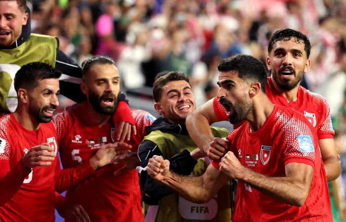 Các cầu thủ Jordan ăn mừng bàn mở tỉ số. Ảnh: AFP/TTXVN (Ảnh không cho phép bên thứ ba khai thác, chia sẻ lại)