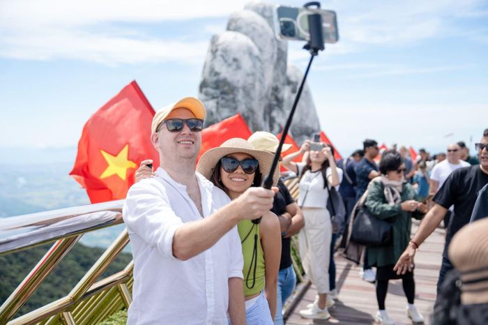 Du khách check-in Cầu Vàng (Đà Nẵng).
