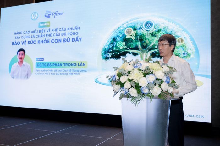 GS.TS.BS Phan Trọng Lân, Viện trưởng Viện Vệ sinh dịch tễ Trung ương, Chủ tịch Hội Y học dự phòng Việt Nam phát biểu tại tọa đàm. Ảnh: BTC