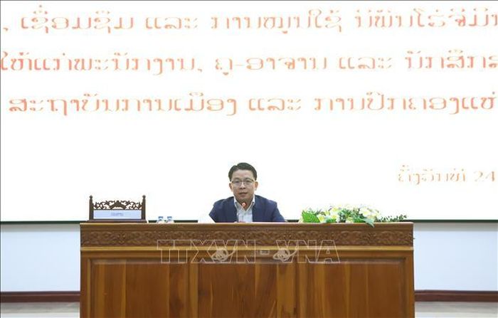 PGS. TS. Daosavan Kheuamixay, Ủy viên dự khuyết Ban Chấp hành Trung ương Đảng Nhân dân cách mạng Lào, Phó Bí thư Đảng ủy, Phó Giám đốc Học viện Chính trị và hành chính quốc gia Lào, giới thiệu nội dung Hồ Chí Minh toàn tập tại Hội nghị. Ảnh: Xuân Tú/PV TTXVN tại Lào