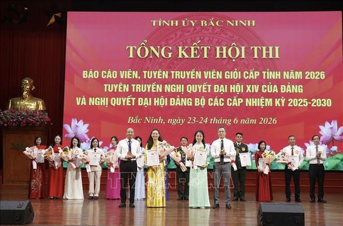 Ban Tổ chức trao giải Nhì cho các thí sinh.