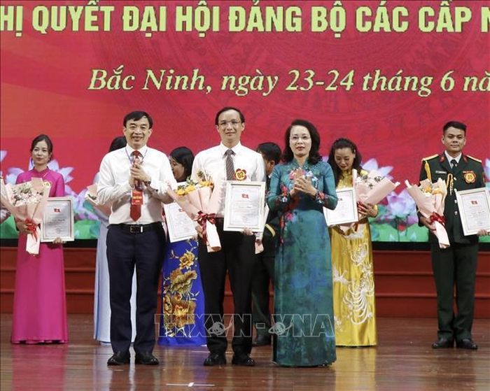 Ban tổ chức trao giải Nhất cho thí sinh.