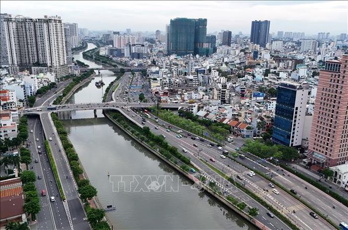 Kênh Tàu Hủ - Bến Nghé đoạn qua phường Xóm Chiếu và Sài Gòn. Ảnh: Hồng Đạt/TTXVN