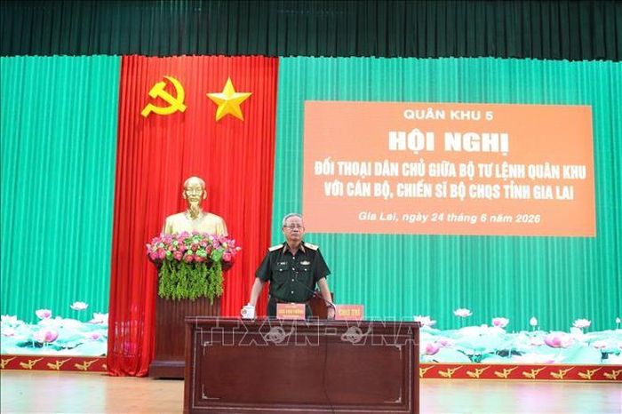 Thiếu tướng Hứa Văn Tưởng, Ủy viên Ban Thường vụ Đảng ủy, Phó Tư lệnh Quân khu 5 chủ trì hội nghị. Ảnh: TTXVN phát