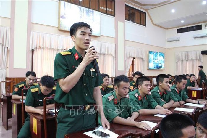 Chiến sĩ tham dự nêu nguyện vọng, tâm tư tại buổi làm việc. Ảnh: TTXVN phát