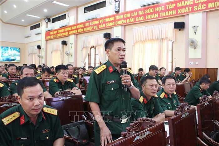 Các chiến sĩ tham dự nêu nguyện vọng, tâm tư tại buổi làm việc. Ảnh: TTXVN phát