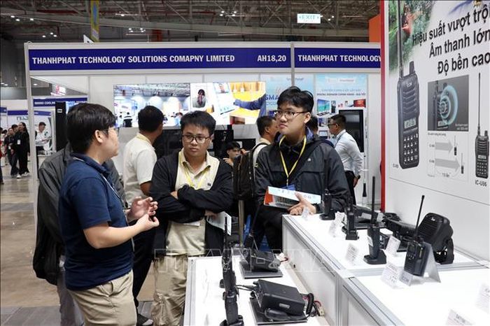 Đại biểu tìm hiểu các sản phẩm công nghệ tại Triển lãm Vietnam ICTCOMM 2026.
