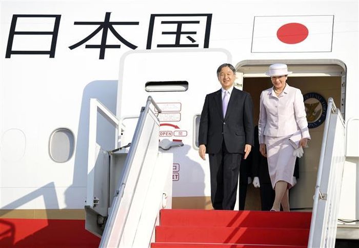 Nhật hoàng Naruhito (trái) và Hoàng hậu Masako trong chuyến thăm Indonesia năm 2023. Ảnh tư liệu: Kyodo/TTXVN