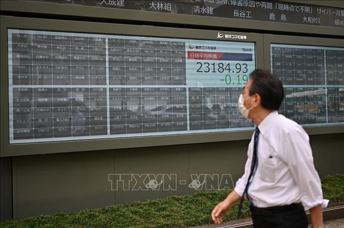 Bảng điện tử niêm yết giá các cổ phiếu trên sàn giao dịch chứng khoán Tokyo. Ảnh: AFP/TTXVN