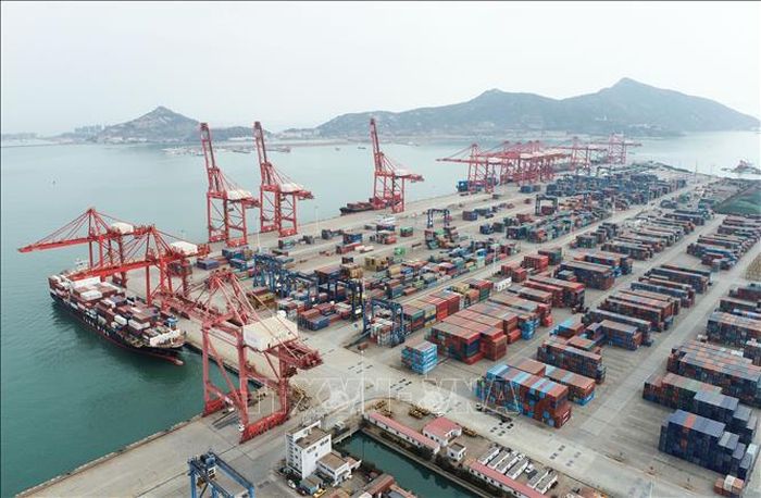 Tàu container tại cảng ở tỉnh Giang Tô, Trung Quốc. Ảnh: THX/TTXVN