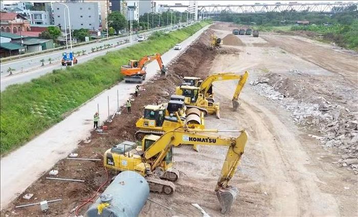 Đầu tháng 6/2026, chủ đầu tư và nhà thầu đã huy động nhiều máy móc tập kết về khu vực bãi sông Hồng để chuẩn bị thi công dự án Công viên công cộng phường Phú Thượng trên phần diện tích đã được giao. Ảnh: Quốc Khánh/TTXVN