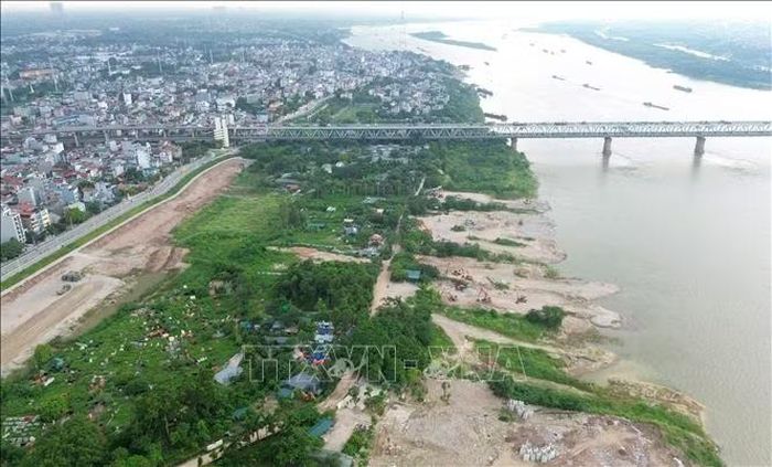 Dự án Công viên công cộng phường Phú Thượng thuộc Trục đại lộ cảnh quan sông Hồng (Hà Nội) đang trong giai đoạn chuẩn bị triển khai. Công trình có quy mô gần 20 ha, tổng vốn đầu tư khoảng 1.727 tỷ đồng, nằm tại khu vực chân cầu Thăng Long, thuộc bờ tả sông Hồng, dự kiến sẽ hoàn thành vào tháng 10/2026. Ảnh: Quốc Khánh/TTXVN