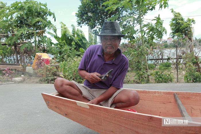 Dù làm một mình nhưng ông Cừ vẫn có thể hoàn thành chiếc thuyển chỉ trong 2 ngày.