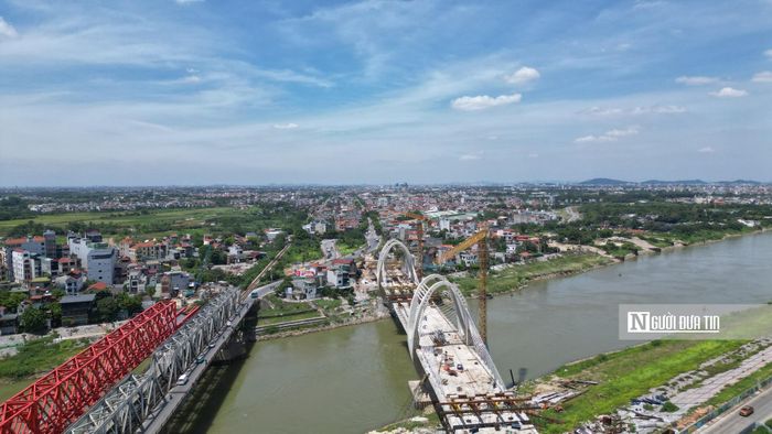 Dự án được khởi công từ tháng 7/2023, do Bộ Xây dựng phối hợp cùng UBND Tp.Hà Nội triển khai. Công trình được thiết kế xây dựng song song với cầu hiện hữu. Dự án bao gồm hai đơn nguyên song song cách nhau khoảng 100m, tách bạch hoàn toàn giữa đường bộ và đường sắt để tăng cường năng lực vận tải và an toàn giao thông.