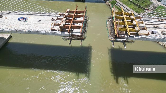Theo ghi nhận của phóng viên công tác thi công diễn ra hết sức khẩn trương, nhịp chính trên sông của cầu dự kiến sẽ hợp long vào đầu tháng 7/2026.