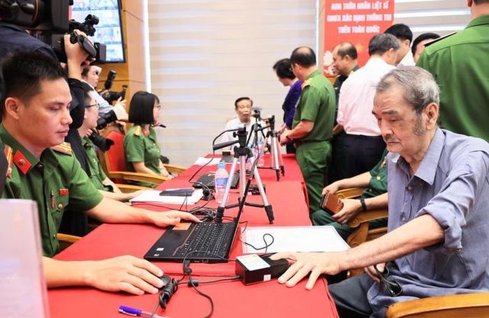 Hoạt động thu nhận mẫu sinh phẩm ADN cho thân nhân liệt sĩ chưa xác định thông tin (Ảnh: VGP).