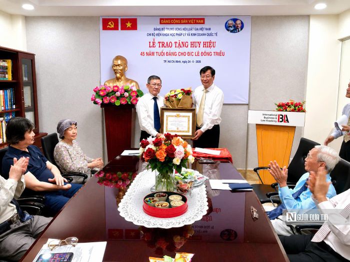 Tiến sĩ Trần Công Phàn, Phó Bí thư Đảng ủy, Phó Chủ tịch Thường trực Hội Luật gia Việt Nam trao bằng khen cùng Huy hiệu cho Luật gia Lê Đông Triều, Phó Viện trưởng, Bí thư Chi bộ Viện IBLA.