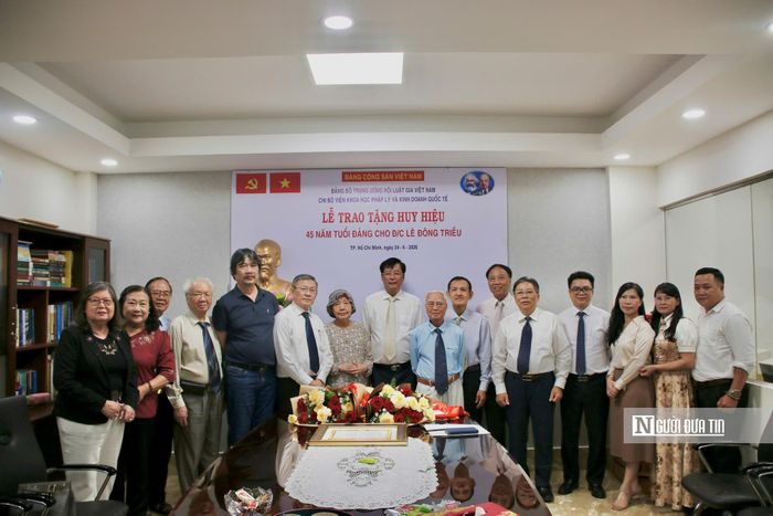 Toàn thể Lãnh đạo Hội Luật gia Việt Nam, lãnh đạo Viện IBLA cùng cán bộ, Đảng viên Chi bộ IBLA chụp ảnh lưu niệm tại lễ trao tặng Huy hiệu.