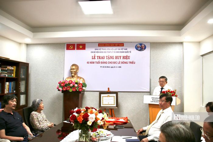 Quan cảnh lễ trao tặng Huy hiệu.