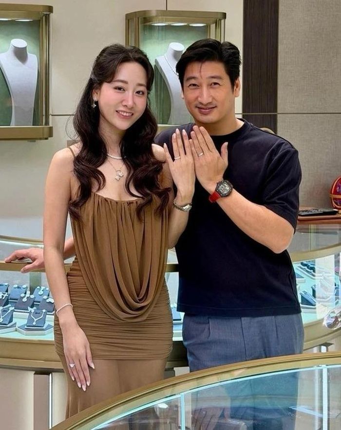 Nam diễn viên Ngọc Quỳnh và bạn gái đăng ảnh khoe nhẫn, lên kế hoạch cho đám cưới vào tháng 9 tới.