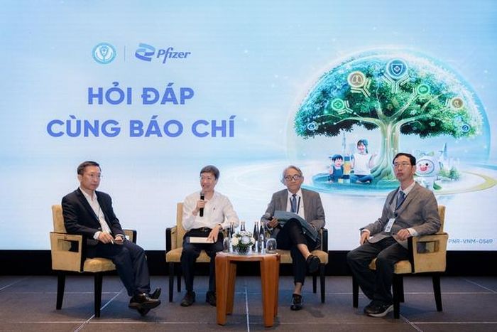Toàn cảnh tọa đàm khoa học chia sẻ và cập nhật thông tin y khoa về bệnh do phế cầu khuẩn ở trẻ em.