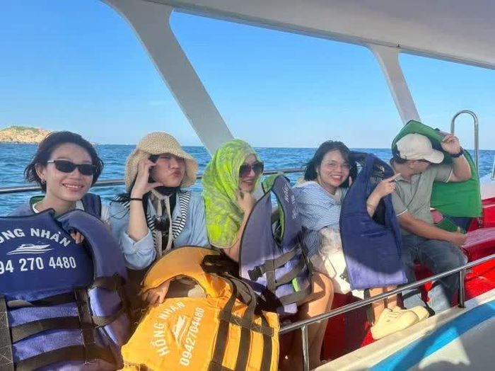 Mùa hè đến, cũng là thời điểm nhiều du khách lựa chọn trải nghiệm những nơi có biển, đảo hay sông nước nhằm "giải nhiệt". Ảnh: Trần Linh.