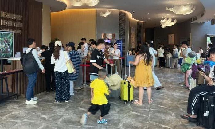 Khách lưu trú đang đứng xếp hàng để check-in tại một khách sạn ở Nha Trang, Khánh Hòa chiều ngày 23/6. Ảnh: Hoài Anh