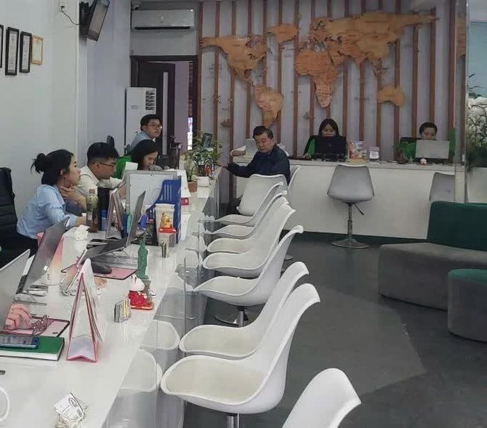 Khách tới tìm hiểu tour tại một doanh nghiệp ở TP Hồ Chí Minh.