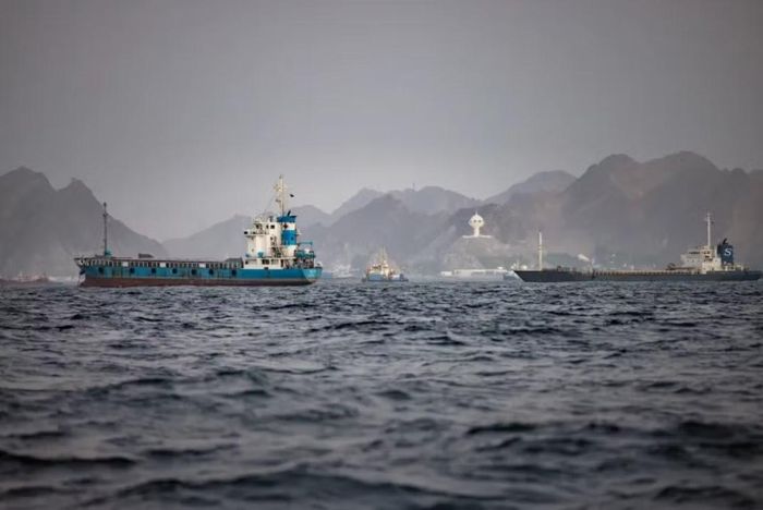 Các tàu chở dầu và tàu chở hàng vẫn neo đậu ngoài khơi cảng Sultan Qaboos ở Muscat, Oman ngày 21/6. Ảnh: Getty.