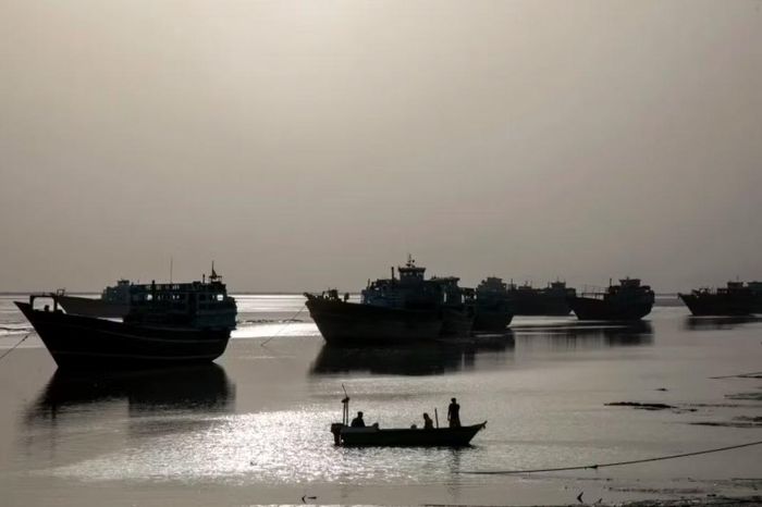 Những chiếc thuyền đánh cá nằm im lìm dọc eo biển Hormuz gần đảo Qeshm, Iran, ngày 17/5. Ảnh: Getty.