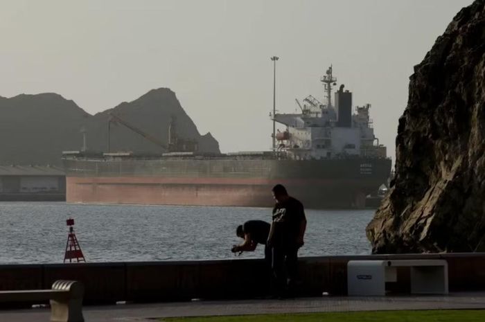 Các tàu thương mại và tàu chở dầu chuẩn bị đi qua eo biển Hormuz, một trong những tuyến đường thủy chiến lược quan trọng nhất đối với dòng chảy thương mại toàn cầu, đang chờ đợi tại Vịnh Oman, ngày 17/6. Ảnh: Getty.