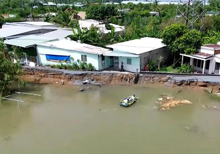 Đoạn đường bờ Tây kênh Cổ Cò, xã Mỹ Lợi bị sạt lở - Ảnh: CTV