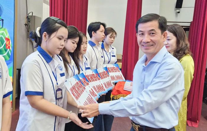  Công ty XSKT Sóc Trăng trao học bổng “Lương Định Của” cho học sinh, sinh viên vượt khó học tốt. 