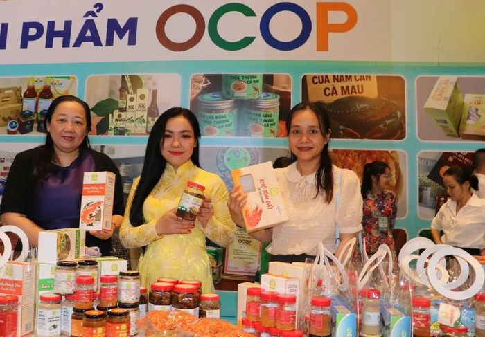 Giới thiệu sản phẩm OCOP tại một sự kiện về du lịch được tổ chức tại phường Bạc Liêu
