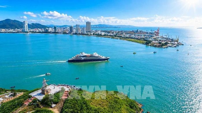 Vịnh Quy Nhơn, đã được định hình thành một trong những trung tâm cảng biển, logistcis quan trọng của khu vực miền Trung. Ảnh: Dũng Nhân/TTXVN phát