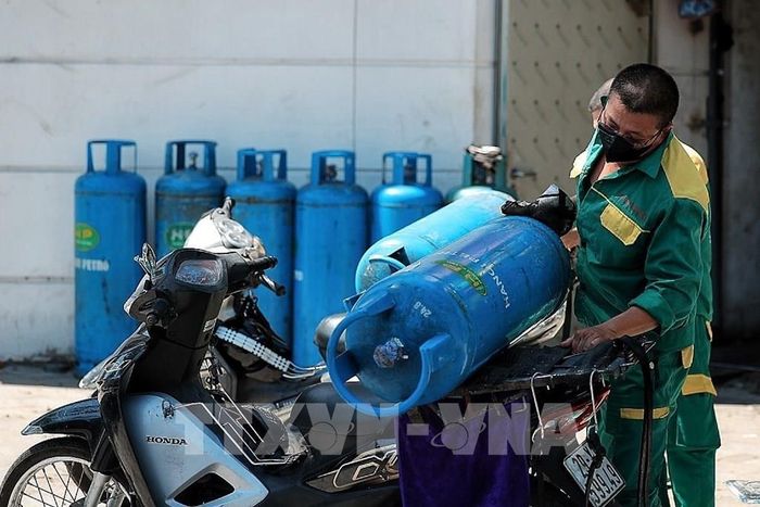 Với nhiều lao động dịch vụ, công việc vẫn phải tiếp tục dù nền nhiệt ngoài trời tăng cao. Ảnh: Phạm Tuấn Anh - TTXVN
