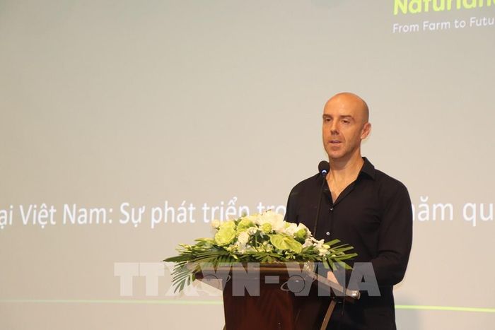 Ông Albin Deforges, Giám đốc Naturland tại Việt Nam, phát biểu tại buổi lễ. Ảnh: Thu Hiền - TTXVN 
