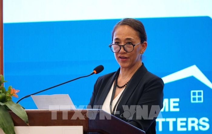 Bà Elizabeth Satow, Phó Chủ tịch phụ trách khu vực Châu Á - Thái Bình Dương, Tổ chức Habitat for Humanity, phát biểu tại hội thảo. Ảnh: Quốc Dũng - TTXVN