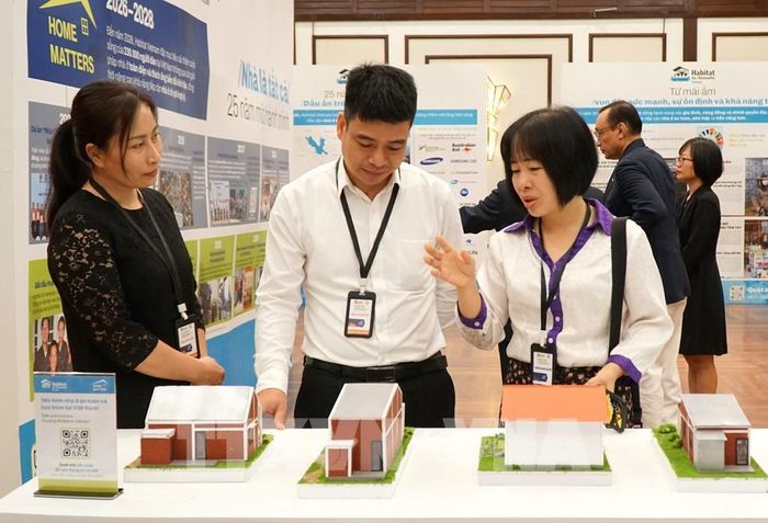 Khu vực trưng bày các mẫu nhà ở thích ứng với thiên tai, biến đổi khí hậu. Ảnh: Quốc Dũng – TTXVN