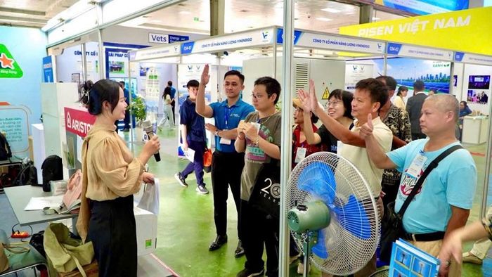Tại các điểm đến, chương trình Gian hàng xanh có rất nhiều hoạt động tương tác, trò chơi trúng thưởng bao gồm các phần quà ý nghĩa. Ảnh: BCT