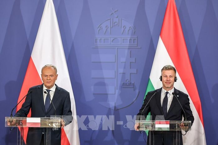 Thủ tướng Ba Lan Donald Tusk (trái) và Thủ tướng Hungary Peter Magyar tại cuộc họp báo sau hội nghị ở Godollo, Hungary ngày 23/6/2026. Ảnh: THX/TTXVN 