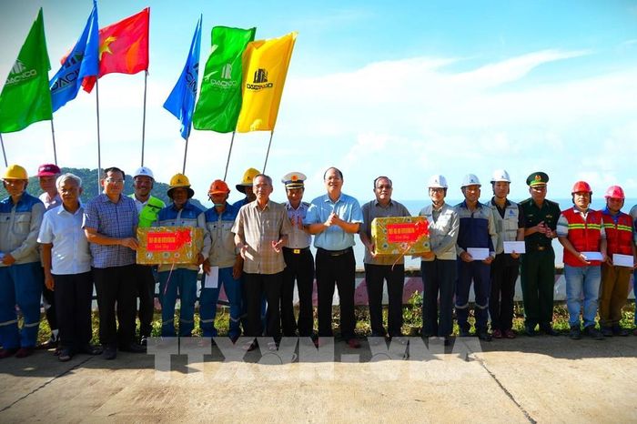 Đoàn công tác tặng quà cho đơn vị thi công Cảng tổng hợp lưỡng dụng Hòn Khoai. Ảnh: Tuấn Phi - TTXVN