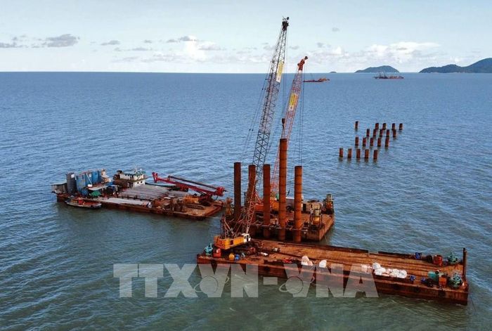 Thi công cọc khoan nhồi trên biển tại Dự án đường giao thông ra đảo Hòn Khoai. Ảnh: Tuấn Phi - TTXVN