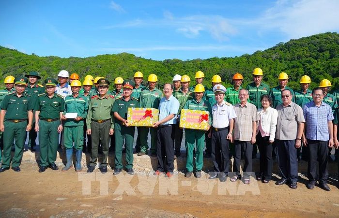 Đoàn công tác tặng quà cho đơn vị thi công dự án đường giao thông ra đảo Hòn Khoai. Ảnh: Tuấn Phi - TTXVN