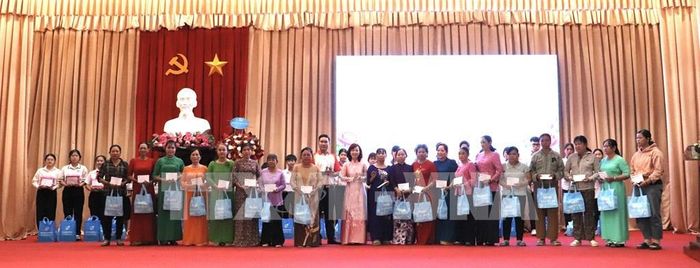 Trao quà cho 25 phụ nữ tiêu biểu trong xây dựng gia đình hạnh phúc của tỉnh Đồng Tháp. Ảnh: Hồng Nhung - TTXVN