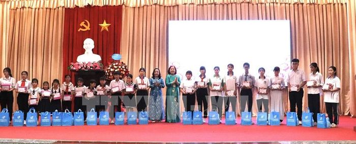 Bà Nguyễn Thị Kiều Tiên, Phó Chủ tịch Hội LHPN tỉnh Đồng Tháp, trao quà cho 25 học sinh vượt khó học giỏi của tỉnh. Ảnh: Hồng Nhung - TTXVN