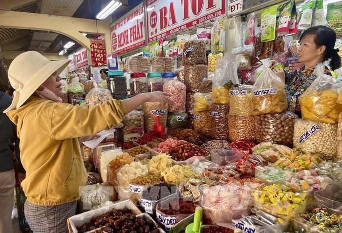 Các quầy sạp ưu tiên hàng Việt phục vụ người tiêu dùng TP. Hồ Chí Minh. Ảnh: Hương Giang - TTXVN
