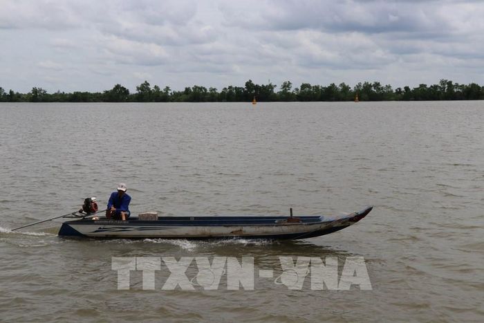 Khu vực khai thác cát trên sông Hậu đã được các đơn vị thả phao đánh dấu. Ảnh: Thanh Hòa - TTXVN